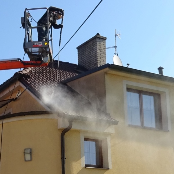 Čištění okapů a příprava střechy na zimu v Ústí nad Labem - Zabraňte ucpání okrajů střešní plochy tlejícími listy, mchem, plísní a ptačím trusem. Nechte si vyčistit okapy a připravit střechu na zimu v Ústí nad Labem. Obraťte se na profesionály a předejděte nepříjemnostem jako koroze a znečištění. 