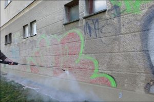 usuwanie graffiti z elewacji