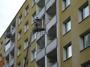 Čistění balkónů z plošiny