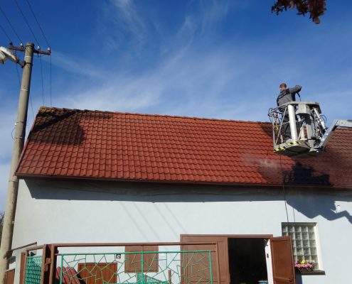 Čištění červené střechy