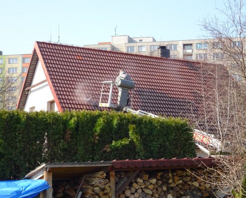 Očista střech z plošiny