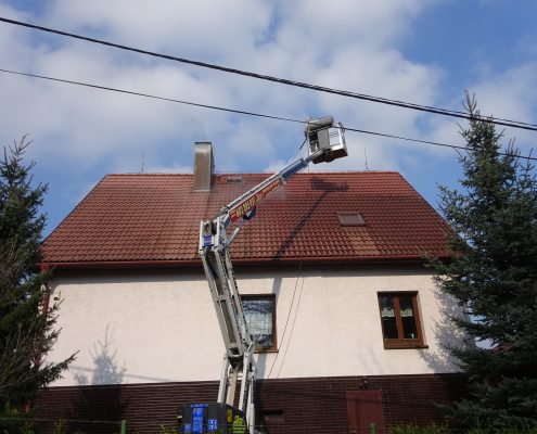 Mytí střechy z plošiny